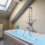 Cloud Stylish Flat With Jacuzzi Near Center Διαμέρισμα
