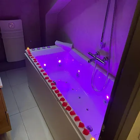公寓 Cloud Stylish Flat With Ac And Jacuzzi Near Center